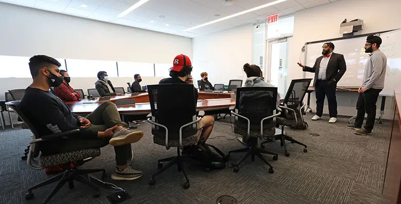 Alfred Blake, assistant director of undergraduate entrepreneurship programs, teaching his Entrepreneurial Academy of Leadership class.