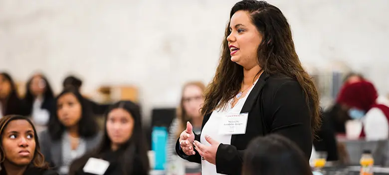 Student Nayara De Assisfortunatoagra participates in the conversation.