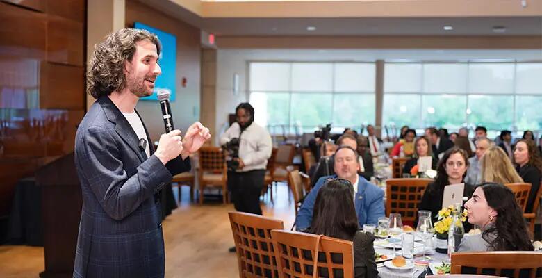 Adam Met, musician, educator and climate advocate, provided the keynote address to the 82 attendees at the Corporate Social Innovation Excellence Awards.