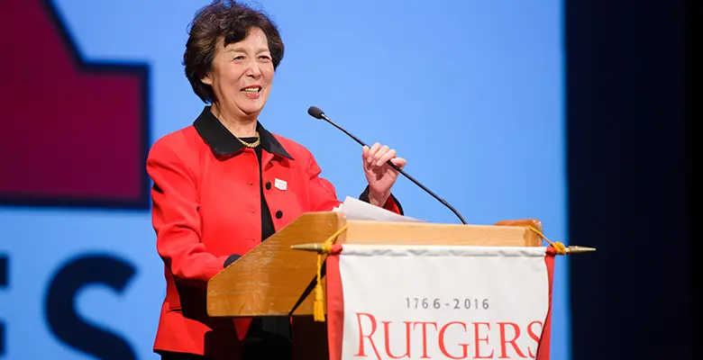 Dean Lei Lei speaks to members of the Rutgers Business School Alumni Association.