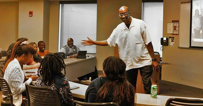 Rutgers Business School professor Jeffrey Robinson discusses innovative urban policy with some of the Mandela Fellows.